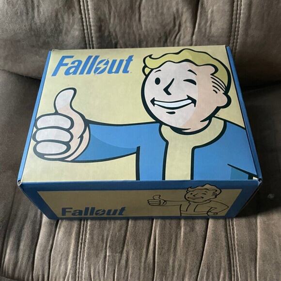 FALLOUT COLLECTOR BOX 5 PIECES VAULT BOY PLANTER, VAULT TEC SCARF, PIN, FIGURINE - Picture 10 of 16